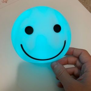 3/25$ UO home smiley face globe light w bat. power